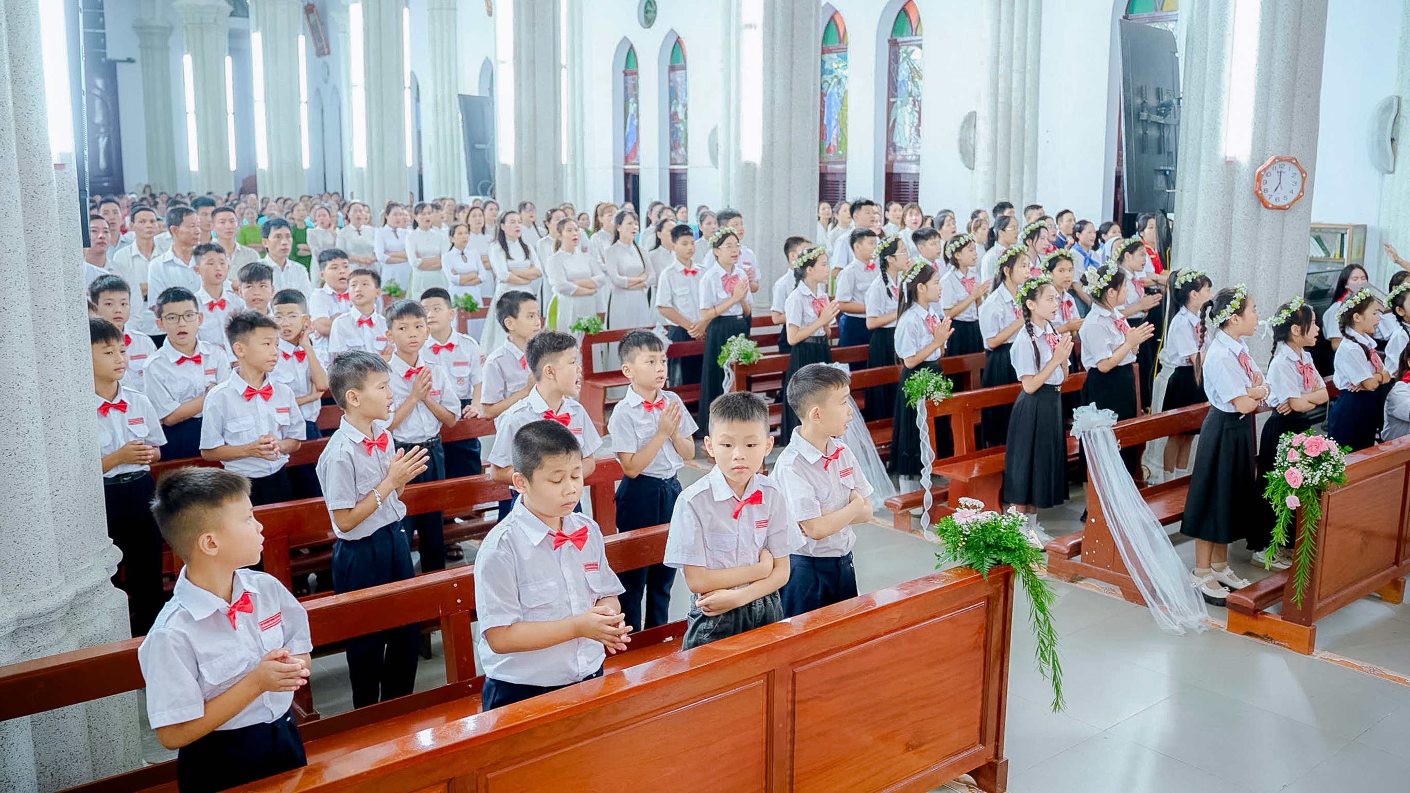 45 Thiếu nhi Giáo xứ Đông Côn lần đầu được rước Chúa Giêsu Thánh Thể